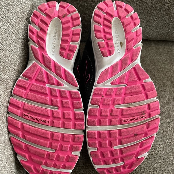 Womens 9 New Balance sneakers - Picture 3 of 4